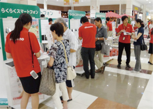 量販店の方がお客様に販促プロモーションを行っている様子