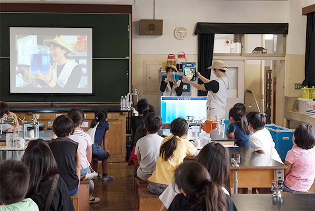 東京都水道局 水道キャラバン：子供たちが講師の説明を聞いている様子