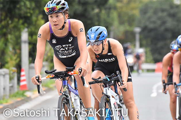 トライアスロン中のバイク（自転車）を漕いでいる様子の画像。