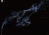 NTTアドとHOT LINEによって企画制作された、第二弾シリーズの地球環境保全広告のスクリーンショット。黒の背景に白く揺らいだ煙が映っている画像。