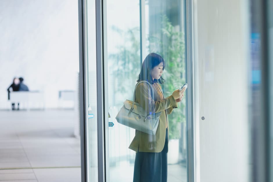 写真：スマートフォンをチェックしている大槻彩女さん